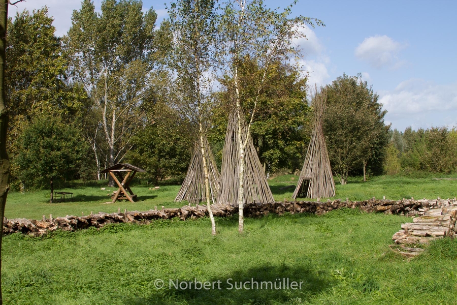 Von Alt-Lübars nach Arkenberge
Nun kommen wir an einen gestalteten Erholungsbereich. Auf dieser Fläche sind ein überdachter Rastplatz, sowie aus Holzstangen erstellte Indianertipis zu finden.
Keywords: Auf Försters Wegen